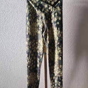 Chic Women's Patterned Leggings - Green and Black